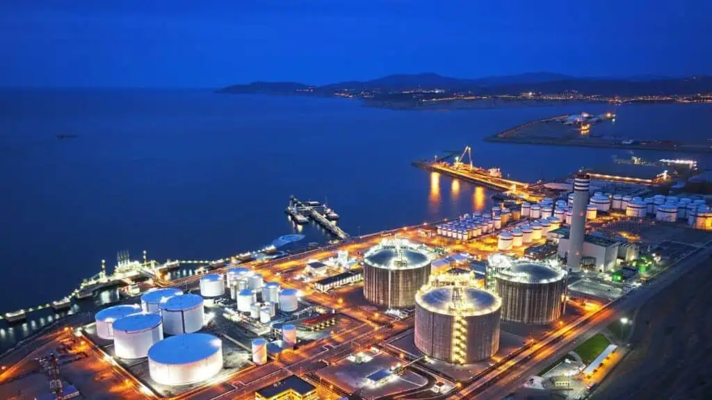 Porto industriale illuminato di notte