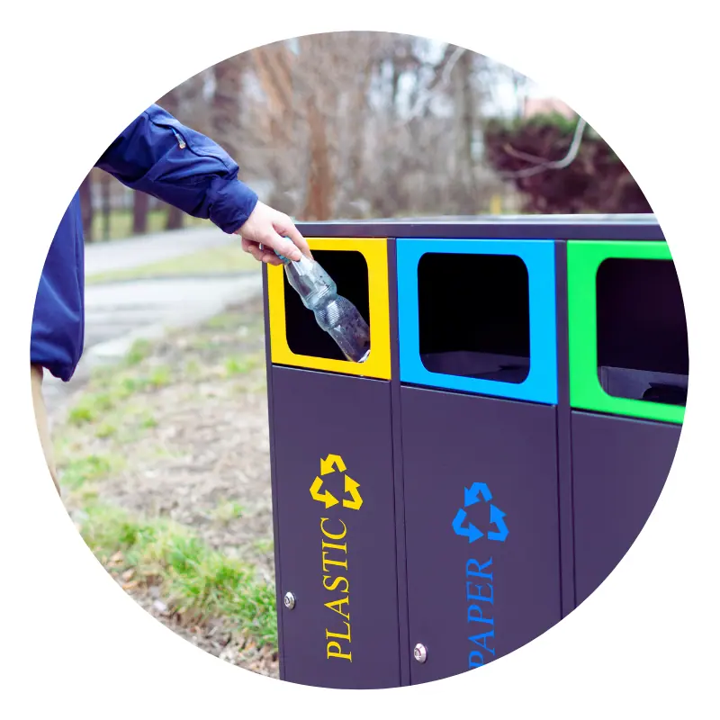 Riciclaggio delle bottiglie di plastica nel bidone all'aperto.