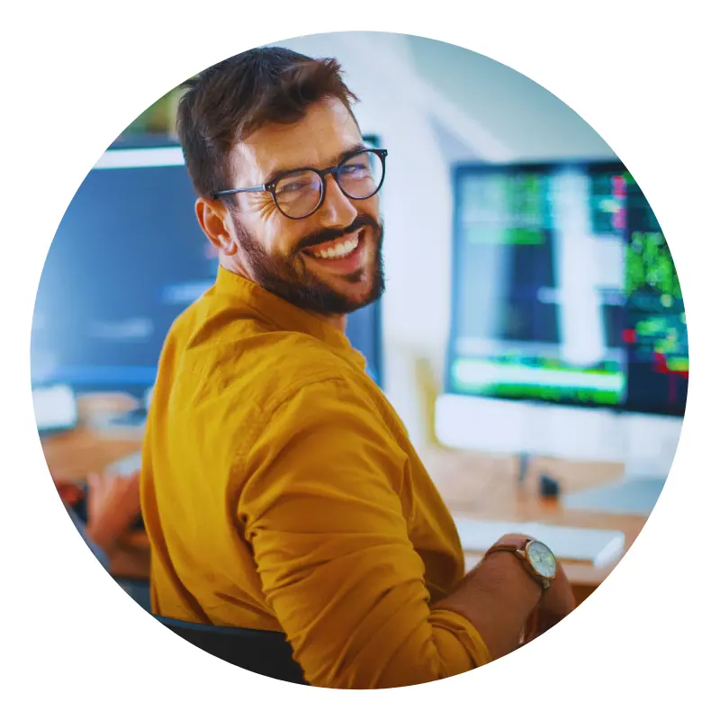Sviluppatore sorridente alla postazione di lavoro del computer